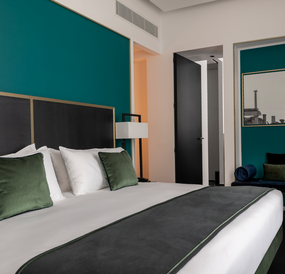 The panoramic Suite Habita79 with floor-to-ceiling glass facing Vesuvius